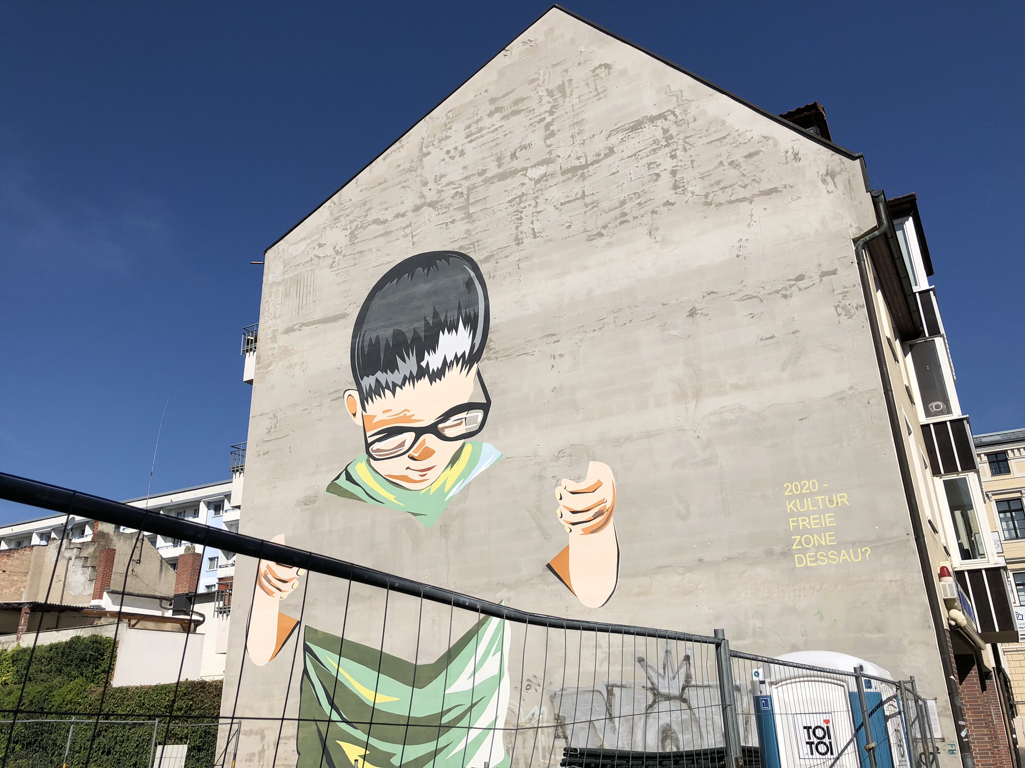 Graffiti nicht Buch lesender Junge "Kulturzone 2020" an einer Hauswand in der Johannisstraße in Dessau