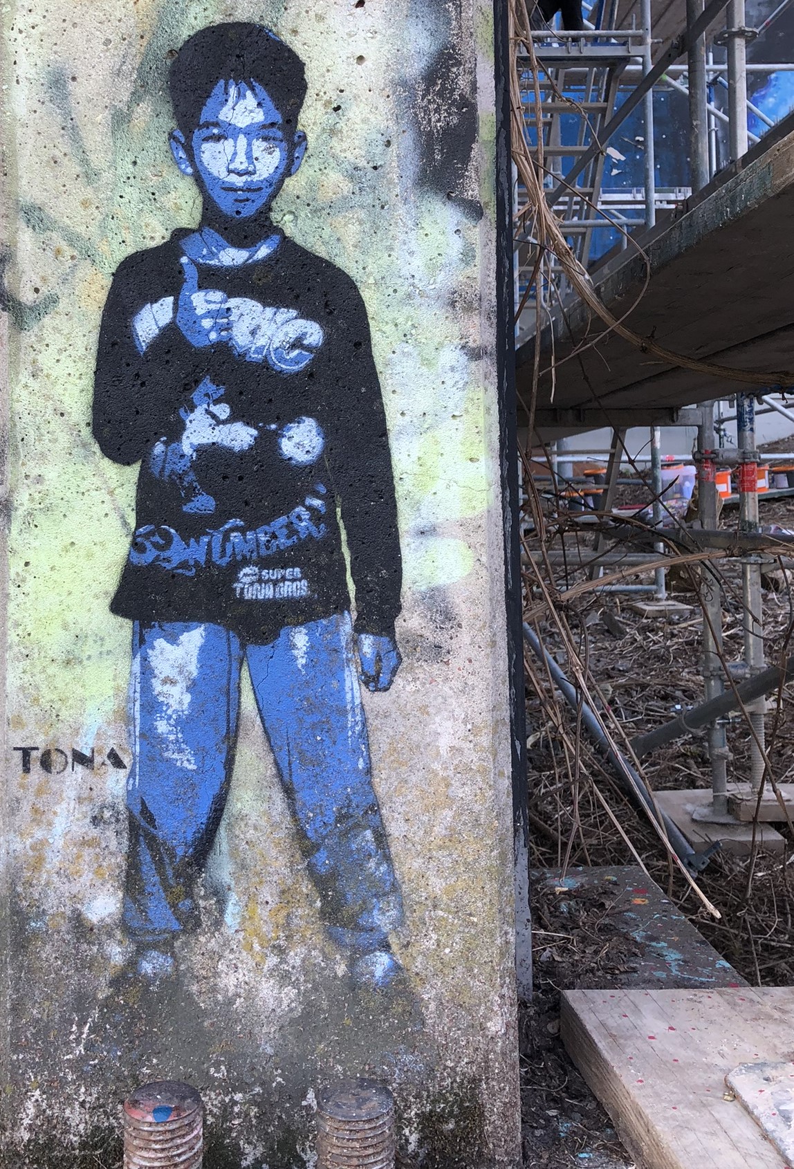 Graffiti-Junge von Tona am Kantinengebäude der Radarstation Teufelsberg in Berlin