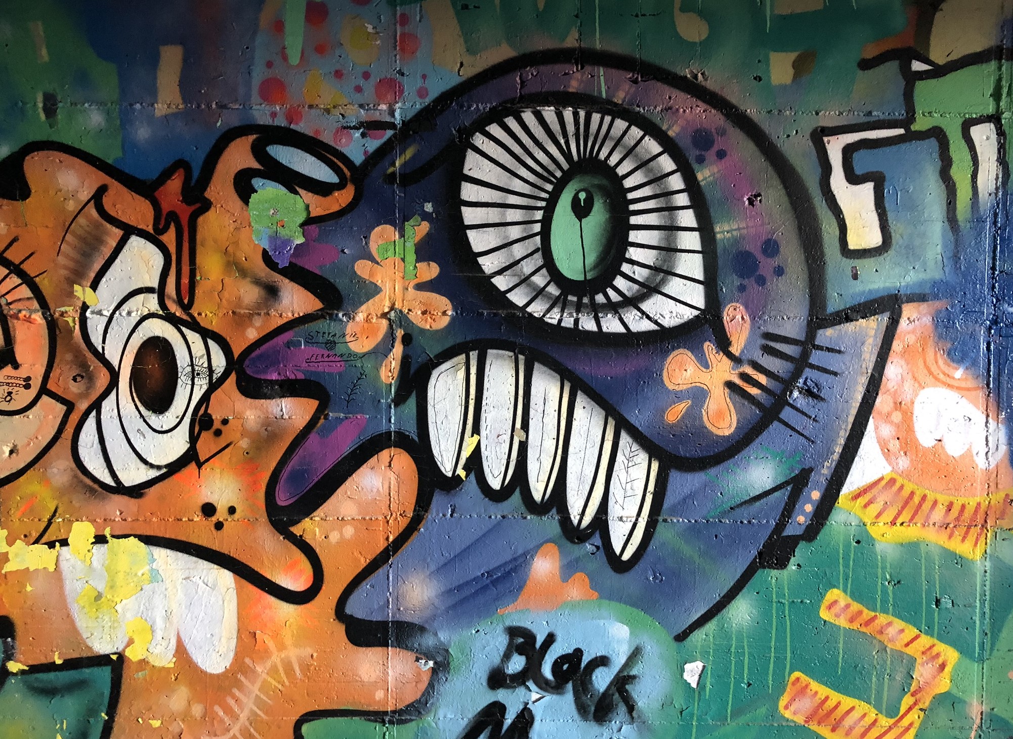 Graffiti von gomez auf dem Teufelsberg in Berlin
