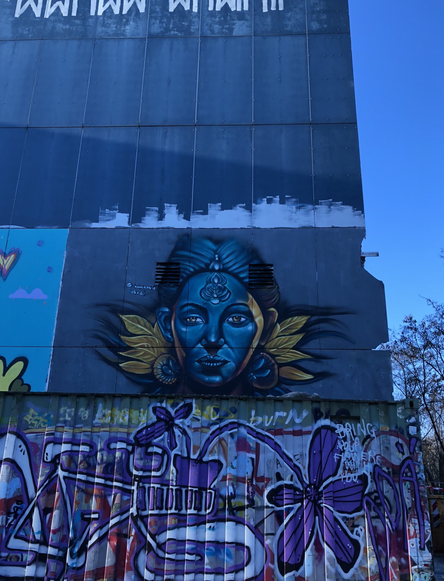 Graffiti von Giancarlo Ayasta Bernabe auf dem Teufelsberg in Berlin