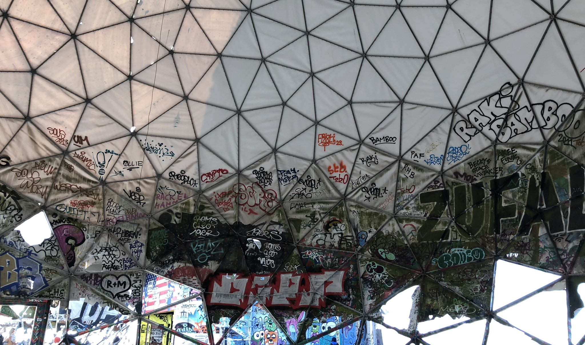 Graffiti im Inneren des Kuppeldachs der Radarstation Teufelsberg