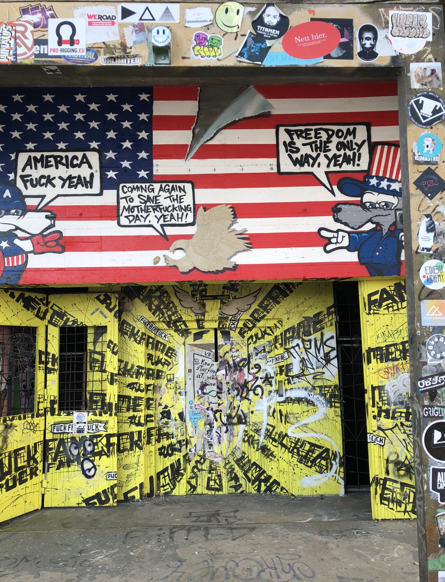 Amerika Graffiti von Ron Miller und Tobo am Aufzugschacht auf dem Dach der Radarstation Teufelsberg in Berlin