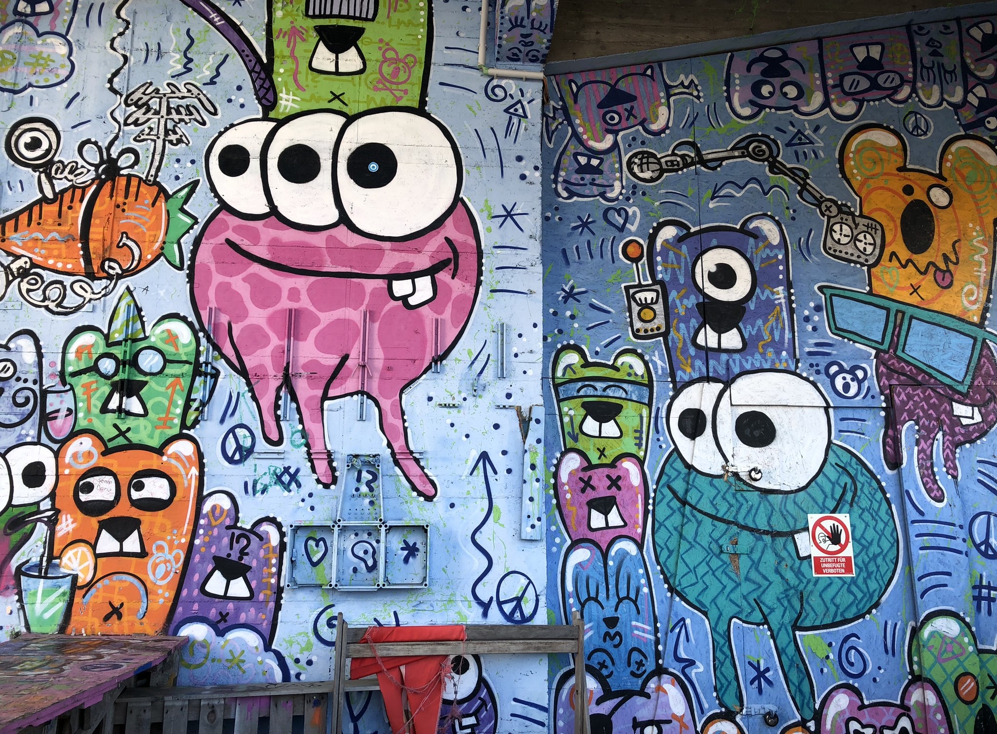 Graffiti Monster  im Kuppelturm der Radarstation Teufelsberg in Berlin, unbekannter Künstler