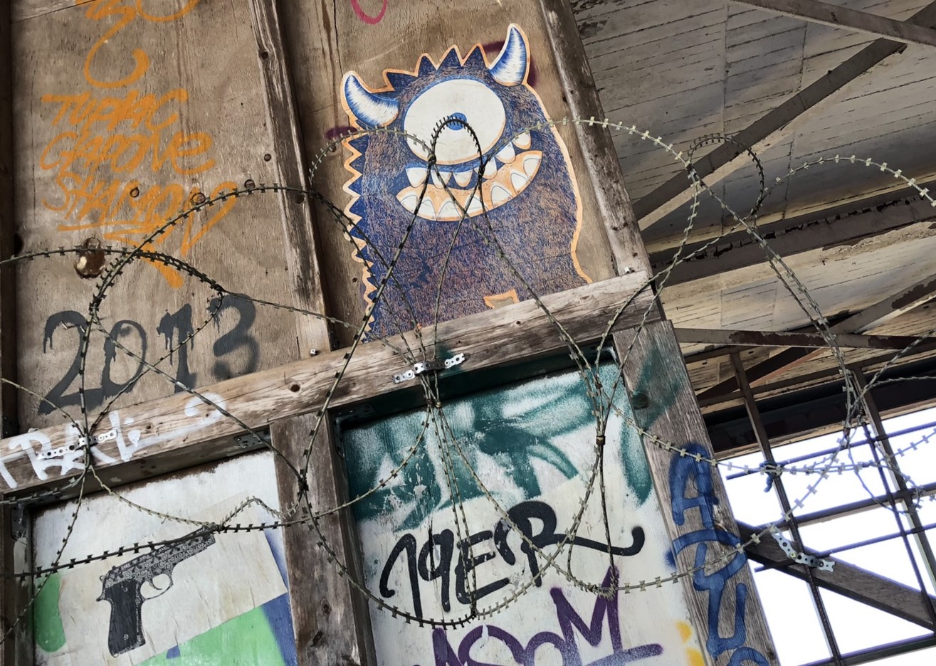 Graffiti Monster im Kuppelturm der Radarstation Teufelsberg in Berlin, unbekannter Künstler