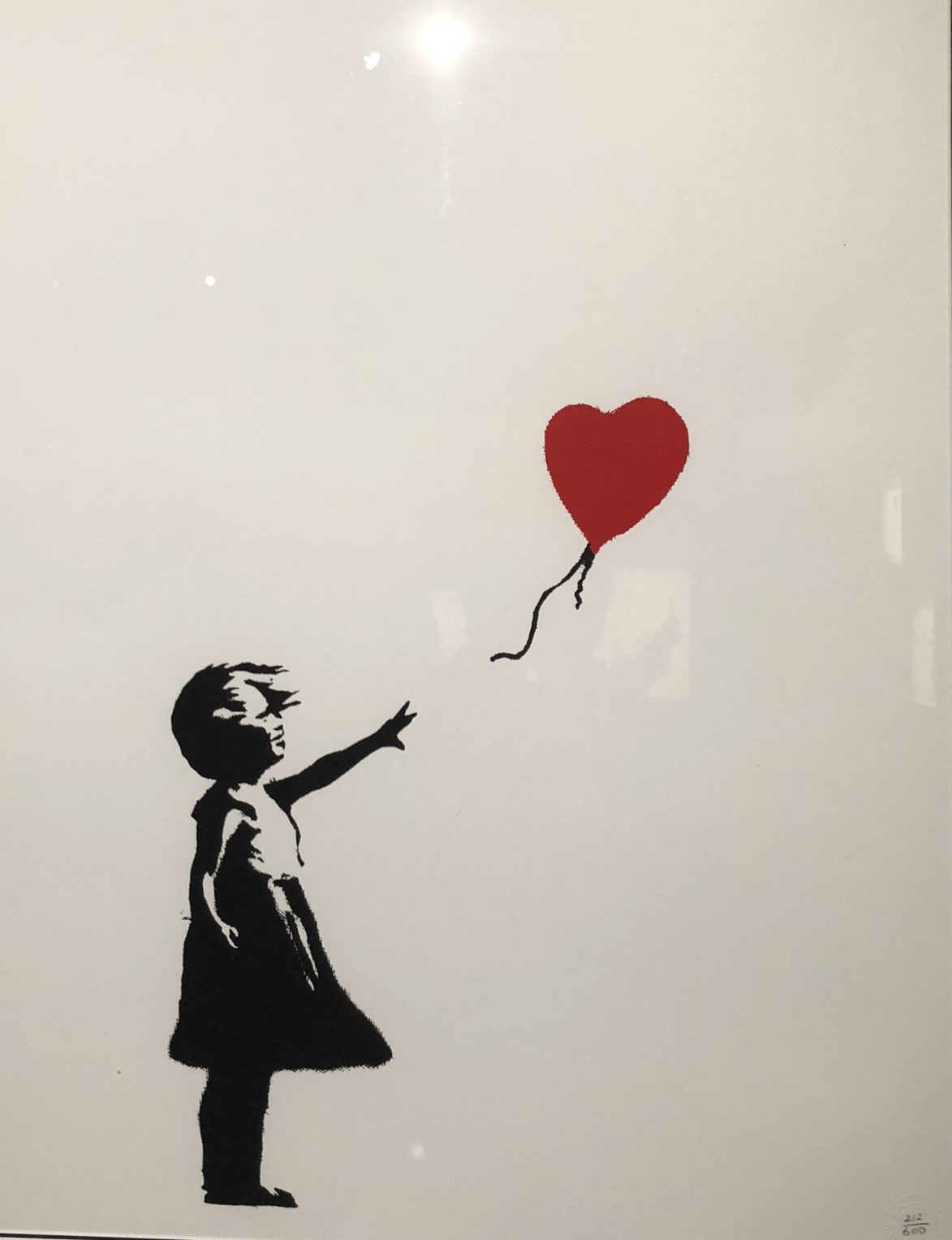 Balloon Girl - Mädchen, das einen roten Ballon in Herzform davonfliegen lässt, Schablonengraffiti von Banksy