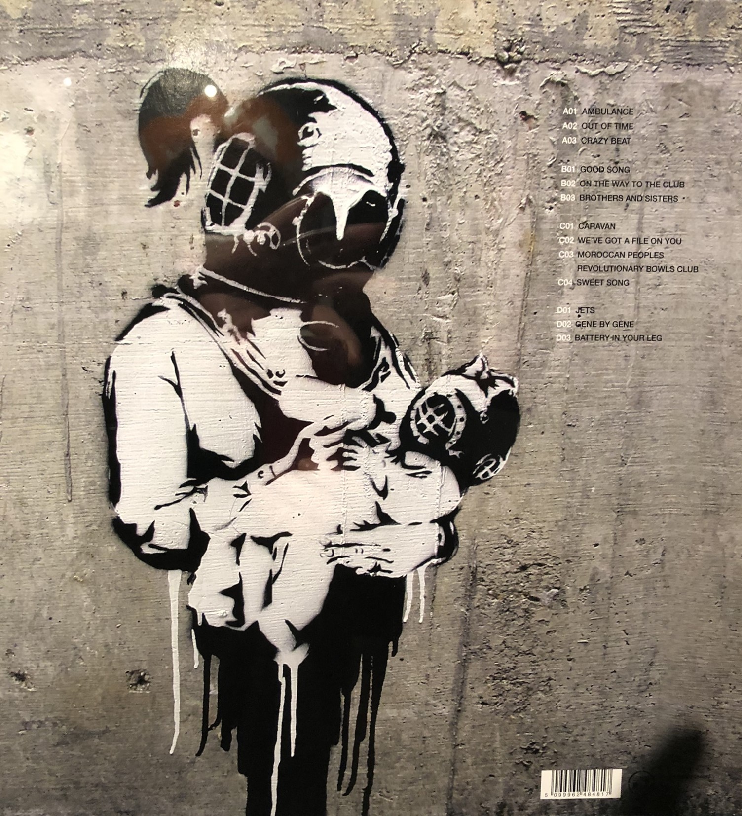 Mann mit Baby mit Gasmasken - Rückseite des Albumcover Think Tank von Blur