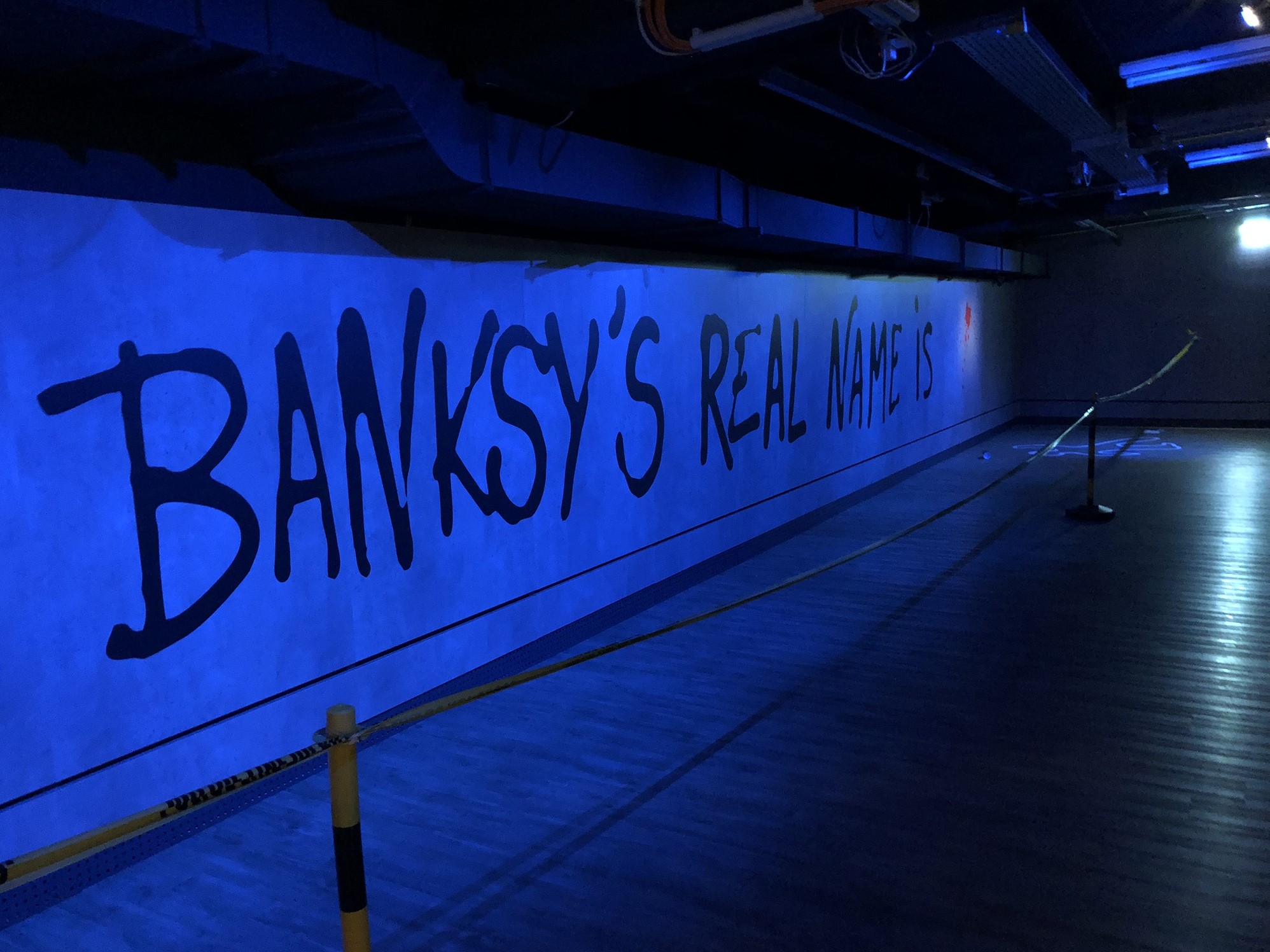 Installation "Bansky`s real name is ..." auf der Bansky-Ausstellung am Kleisteck in Berlin