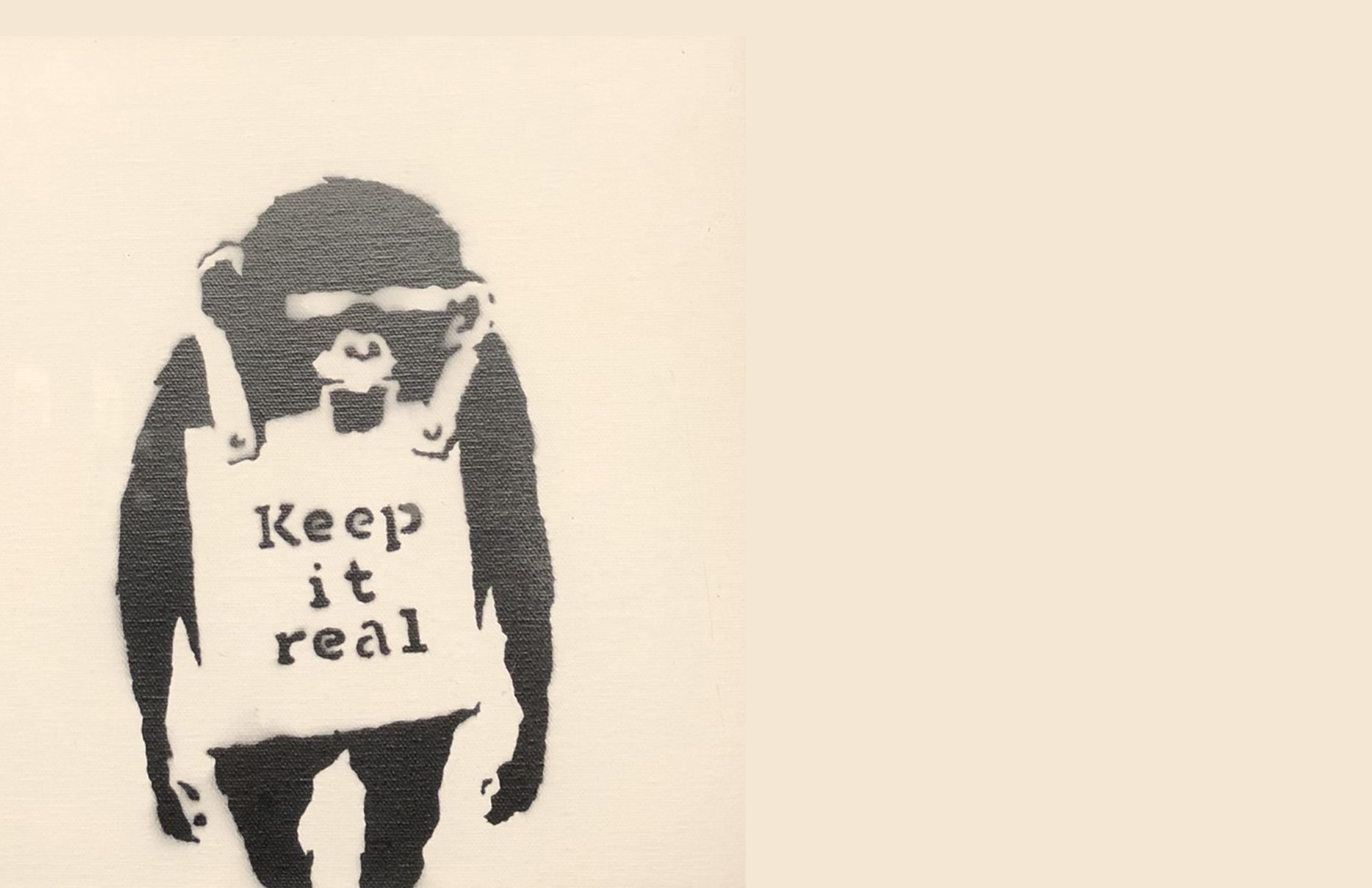 Affe mit Schild "Keep it real" (de: Bleib authentisch) auf der Ausstellung "Banksy - A Vandal turned Idol" am Kleisteck in Berlin