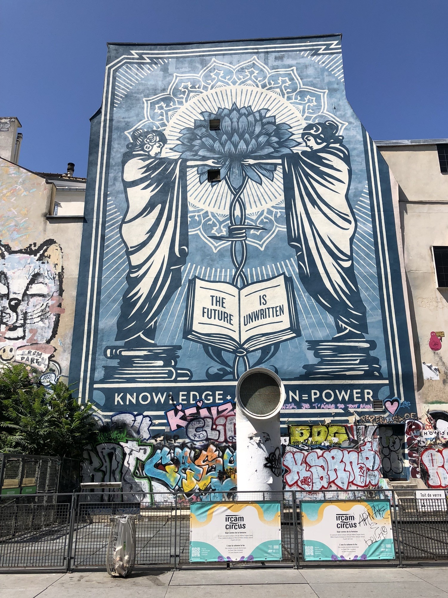 Wandbild von Shepard Fairey (Obey) auf dem Igor-Strawinski-Platz beim Centre Pompidou 