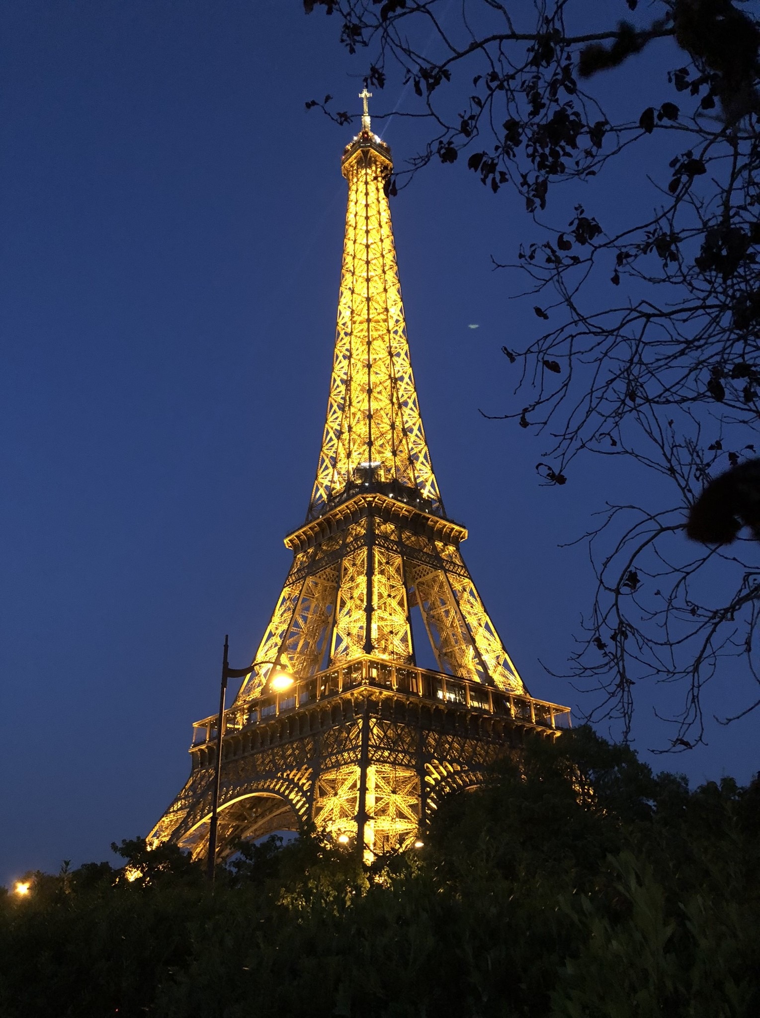 Der leuchtende Eiffelturm am Quai Jacques Chirac in Paris