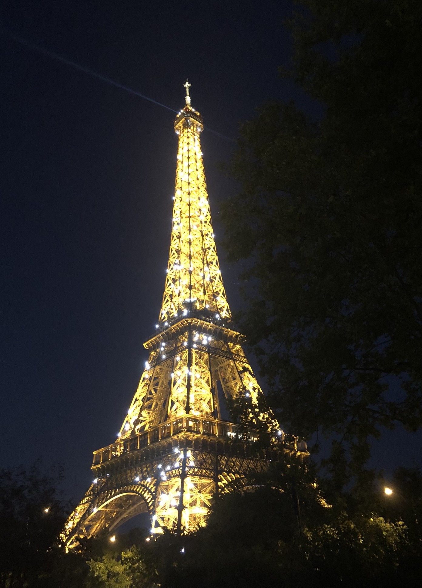 Der blinkende Eiffelturm am Quai Jacques Chirac in Paris