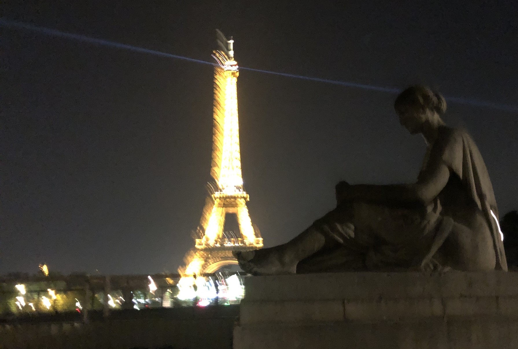 Der leuchtende Eiffelturm vom Trocadero in Paris