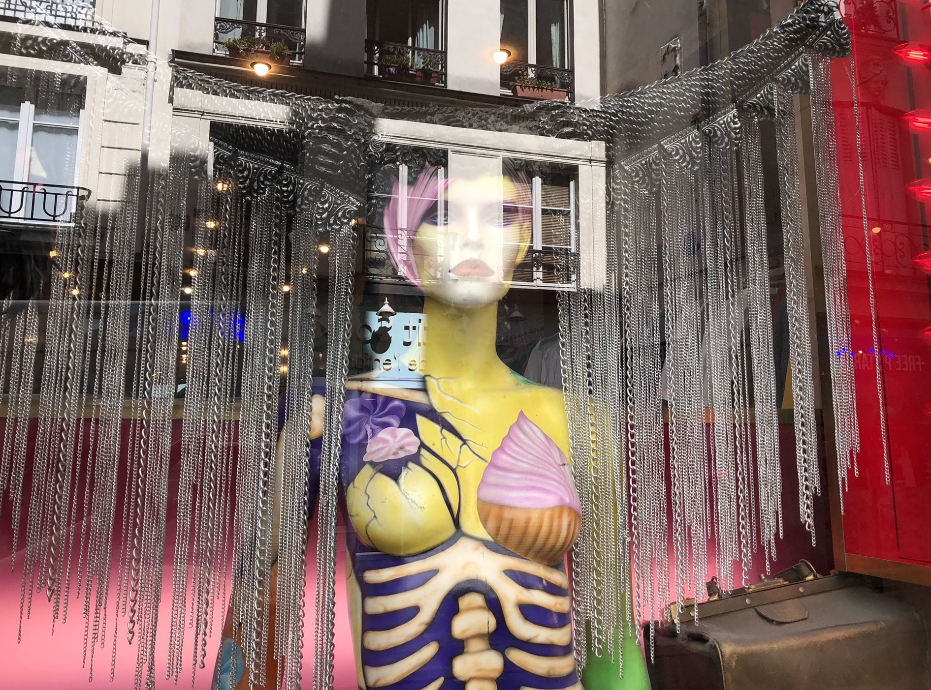 Schaufensterpuppe in der Rue de la Verrerie im Marais