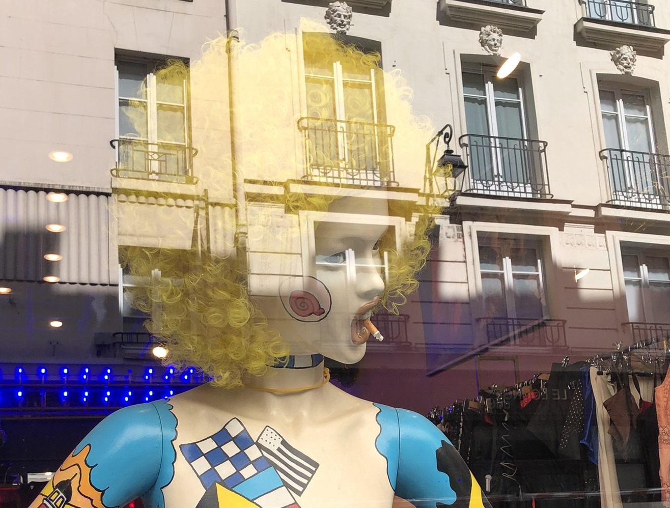 Schaufensterpuppe im FREE'P'STAR in der Rue de la Verrerie im Marais