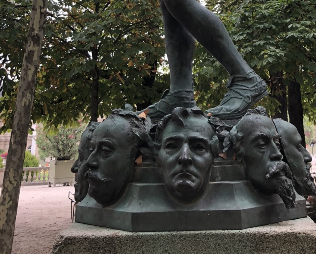 Sockel der Bronzeskulptur Le Marchand de Masques von Zacharie Astruc im Jardin du Luxembourg in Paris