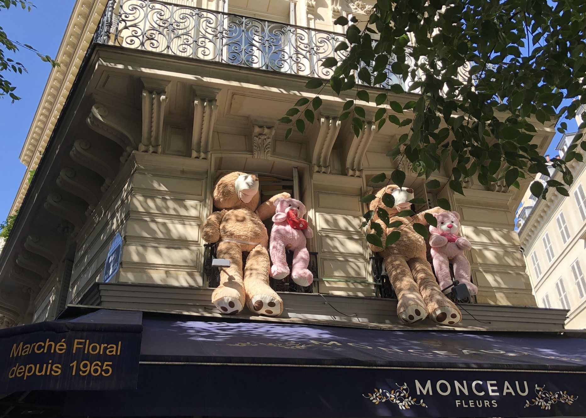 Teddys über dem Blumenladen Monceau Fleurs in der Rue de Maubeuge in Paris