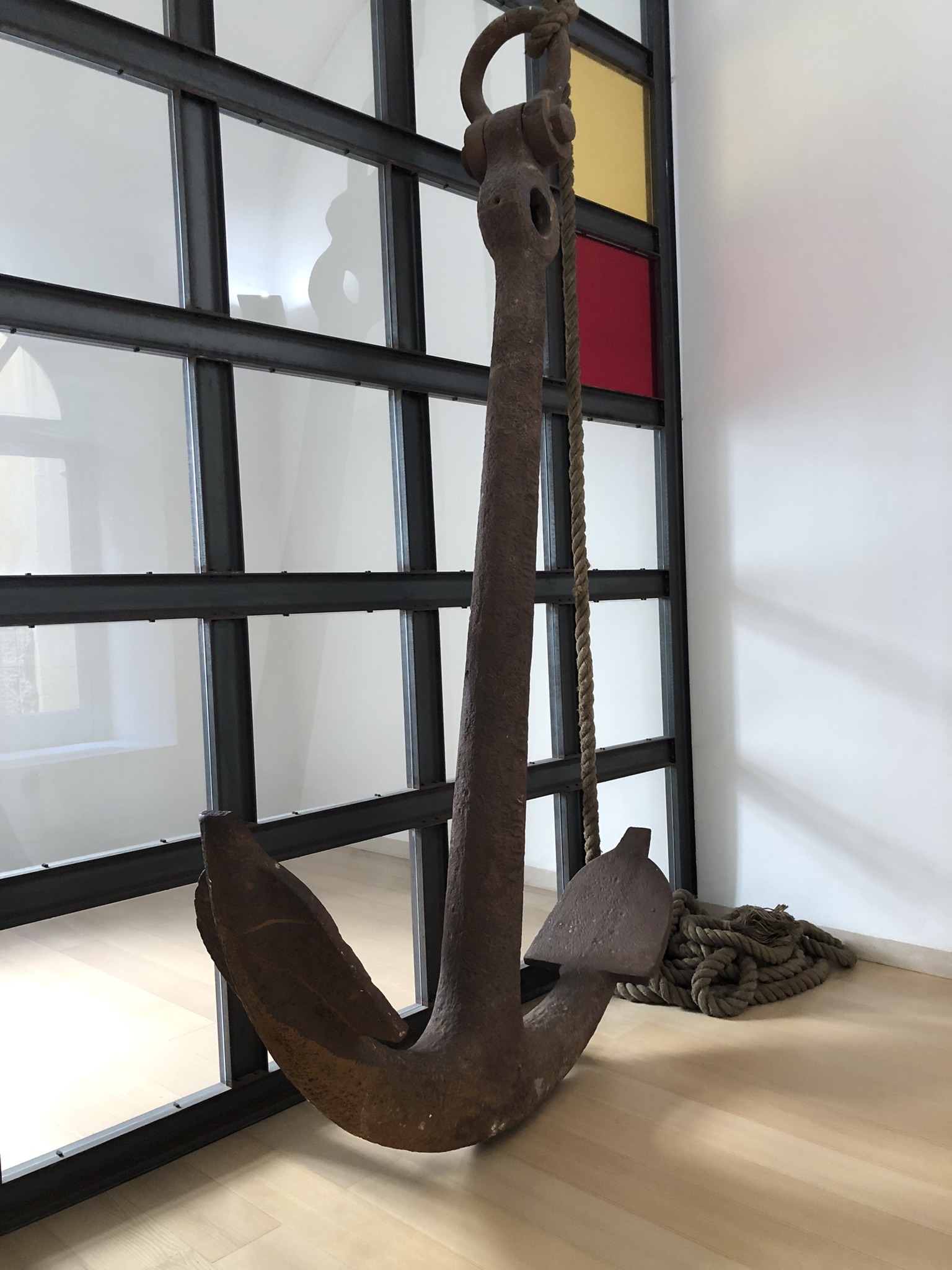 Installation des griechischen Künstlers Jannis Kounellis im Museum für zeitgenössische Kunst (MADRE)