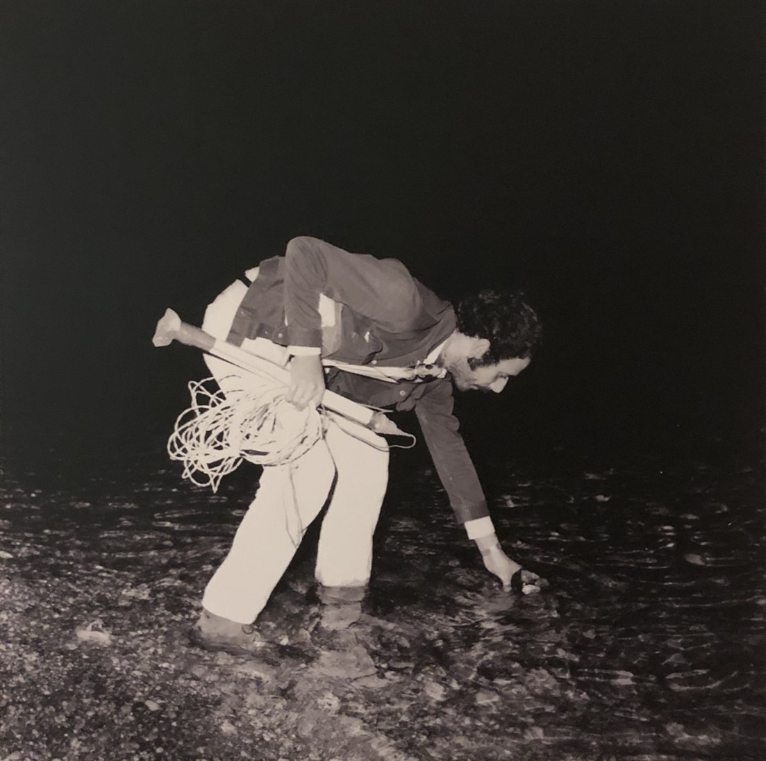 eventuell: S/W-Foto von Pietro Lista mit seiner Aktion „Luce nella sabbia“ (de: Licht im Sand)“ im Oktober 1968 in Amalfi