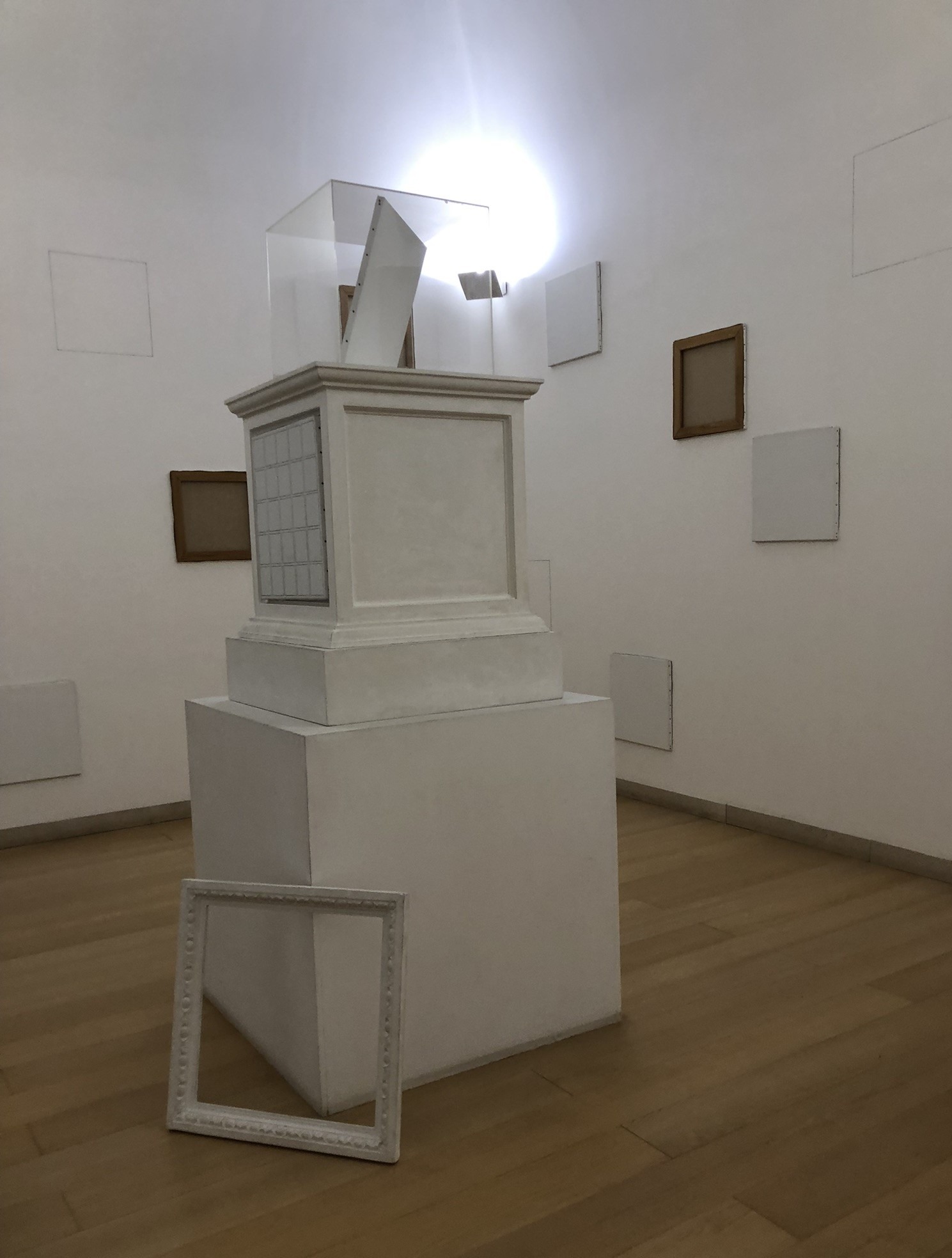 Installation Dilemma des italienischen Künstlers Giulio Paolini im Museum für zeitgenössische Kunst (MADRE)