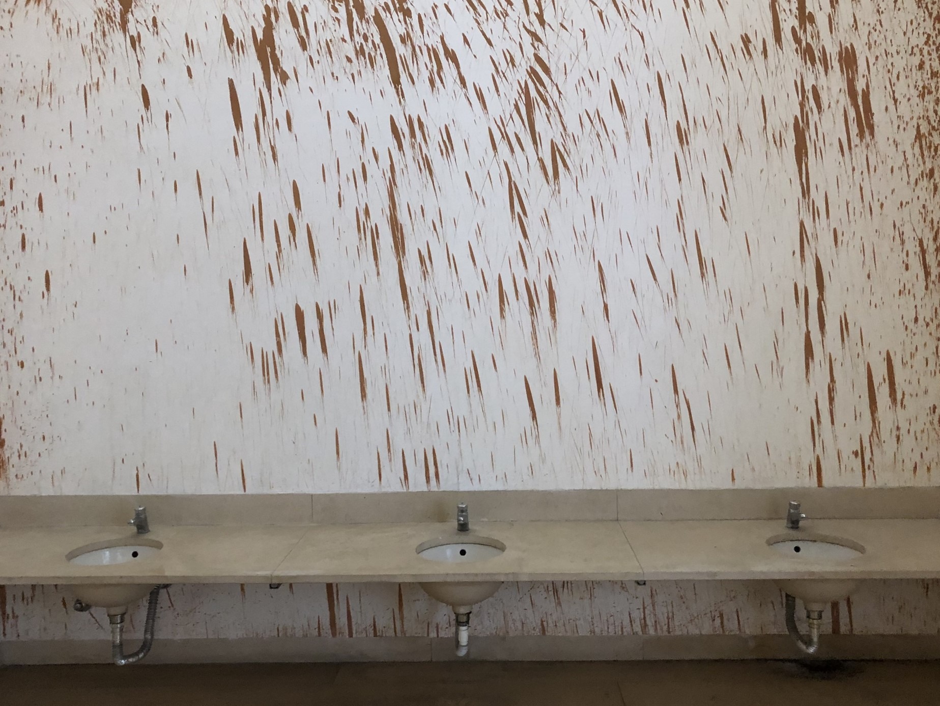 Installation Waschbecken des britischen Künstlers Richard Long im Museum für zeitgenössische Kunst (MADRE)