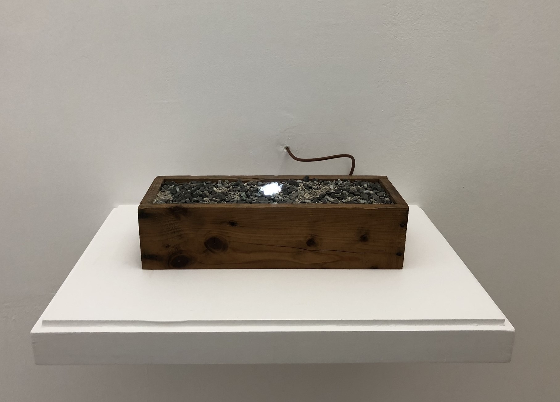 Installation "Neonlicht im Sand" von P. Lista aus den 1969er Jahren