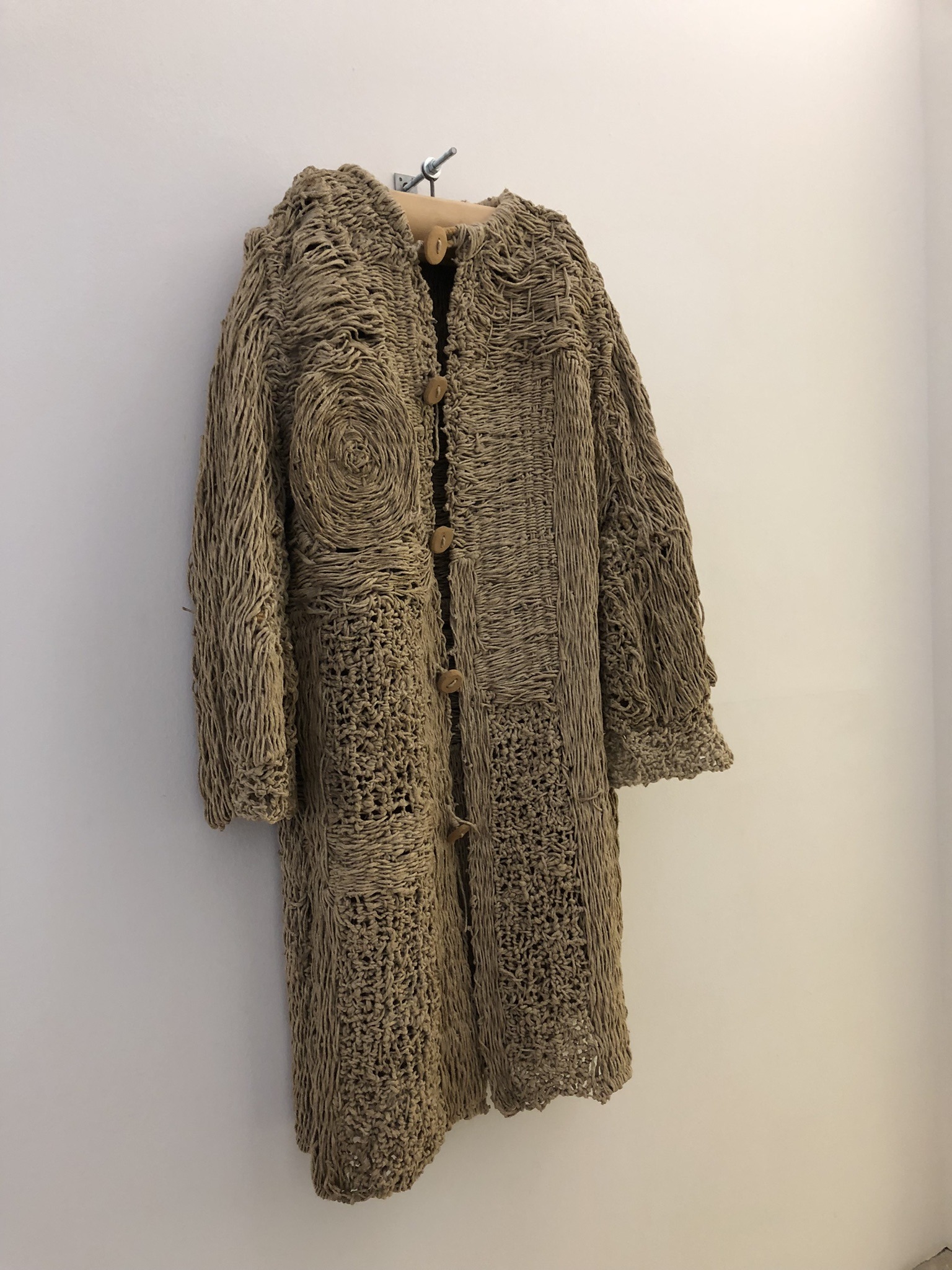 Kunstwerk "Mantel" von P. Lista aus den 1970er Jahren