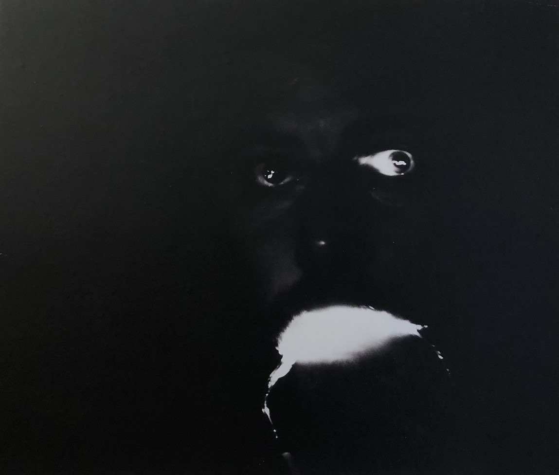 Selbstporträt des Künstlers P. Lista in schwarz-weiß aus den 1960er Jahren