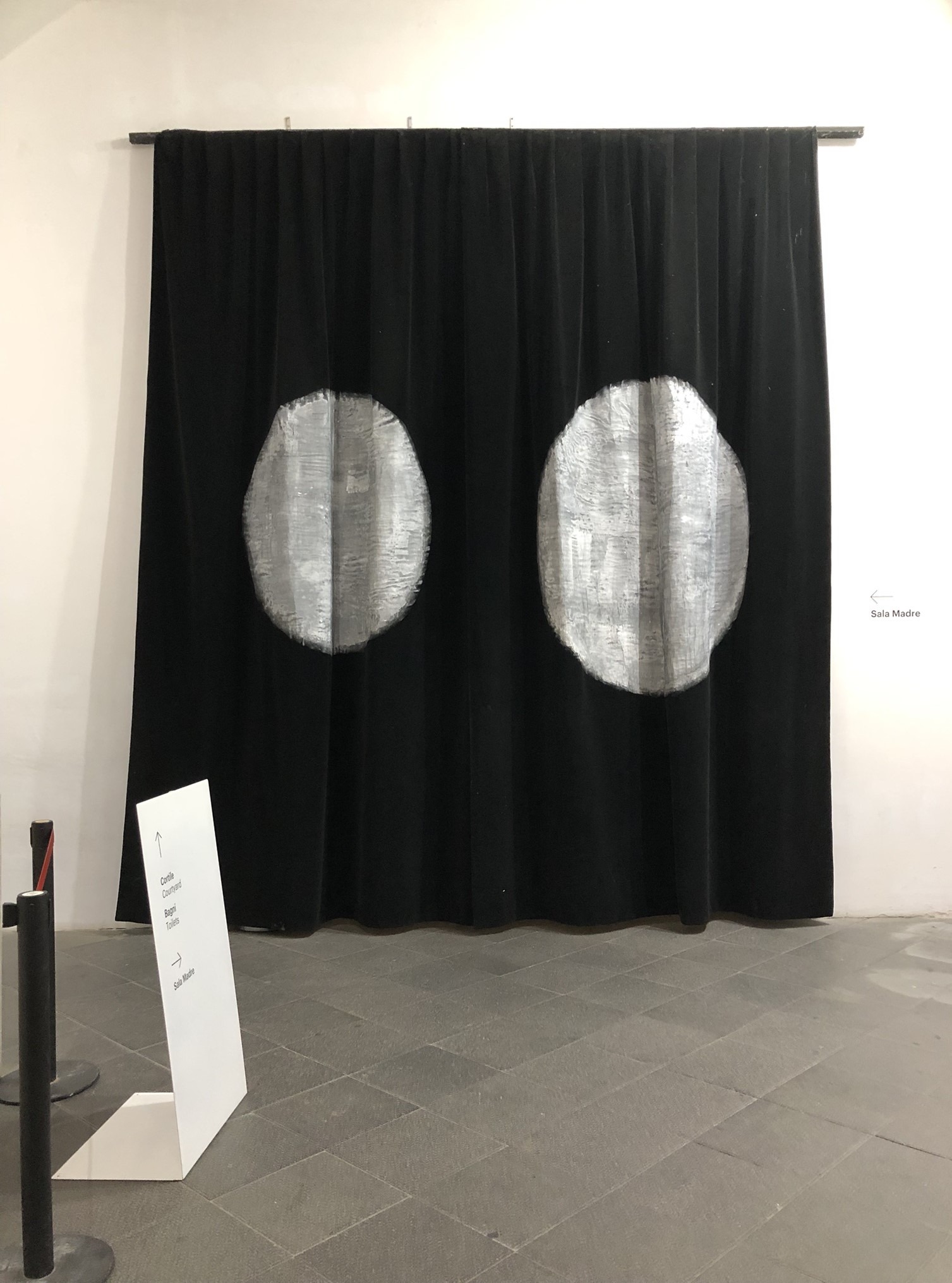 Installation des italienisches Künstlers Lino Fiorito im Museum für zeitgenössische Kunst (MADRE)