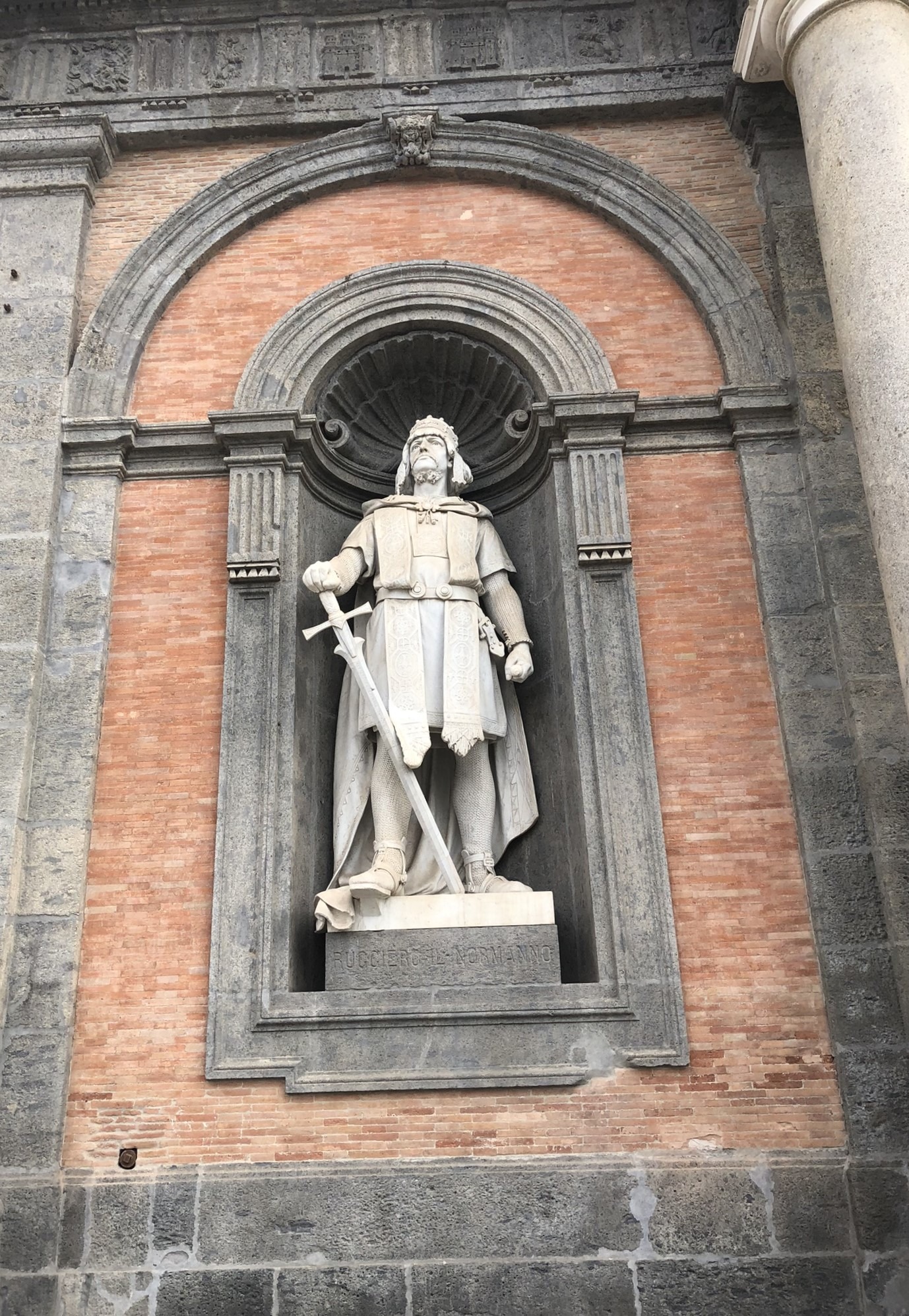 Statue von Roger II. (Sizilien) vor dem Königspalst in Neapel