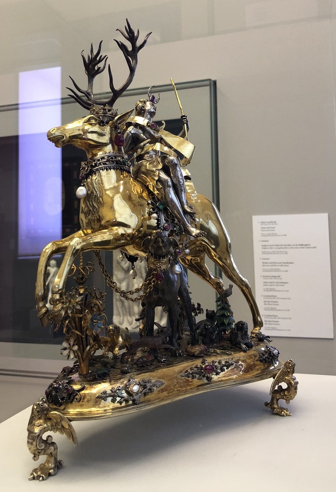 Diana auf dem Hirsch - Trinkspielautomat aus vergoldetem Silber mit Perlen von dem Regensburger Goldschmied Paulus Ättinger (um 1610)