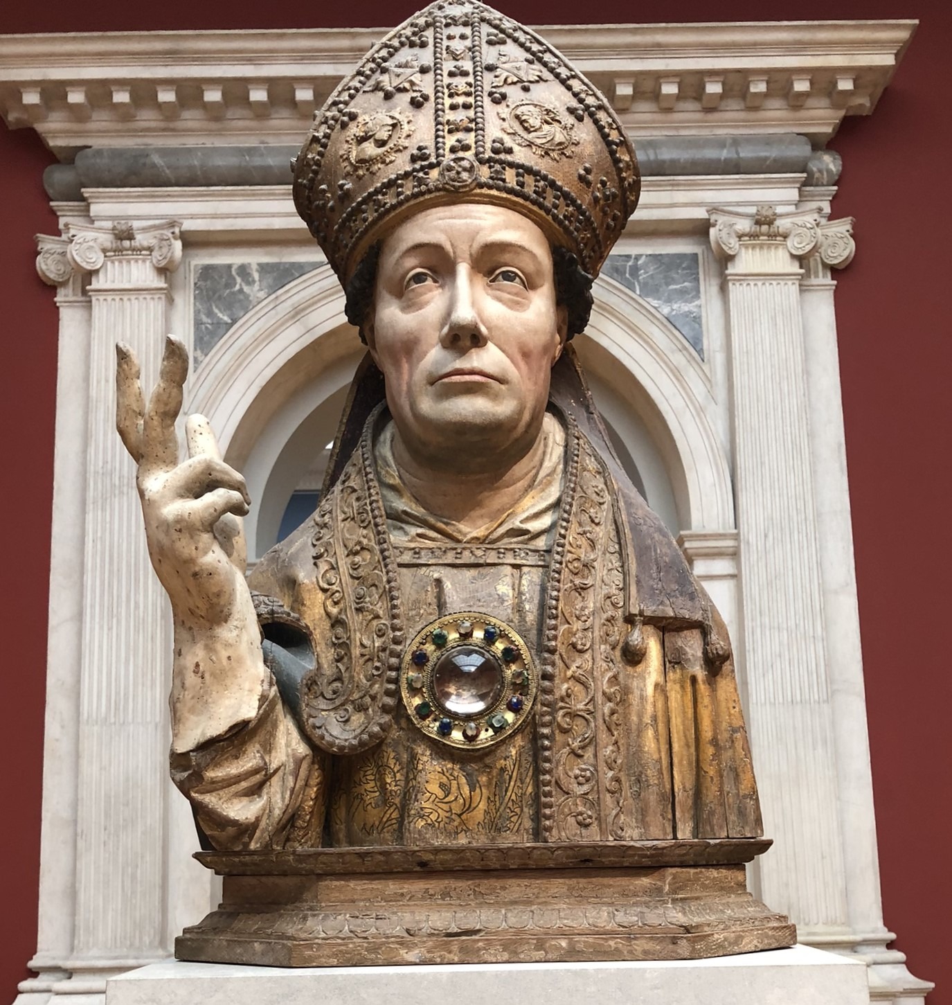 Heiliger Bischof - Eichenholzbüste aus Brüssel um 1520 im Raum 112