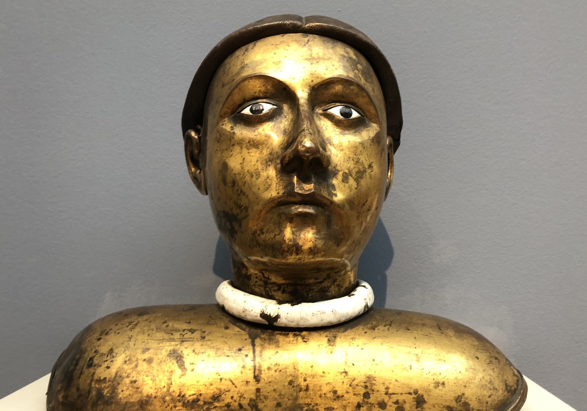 christlicher Heiliger - Büste aus vergoldetem Kupfer, Frankreich in der Zeit von 1400 bis 1450 im Raum 115