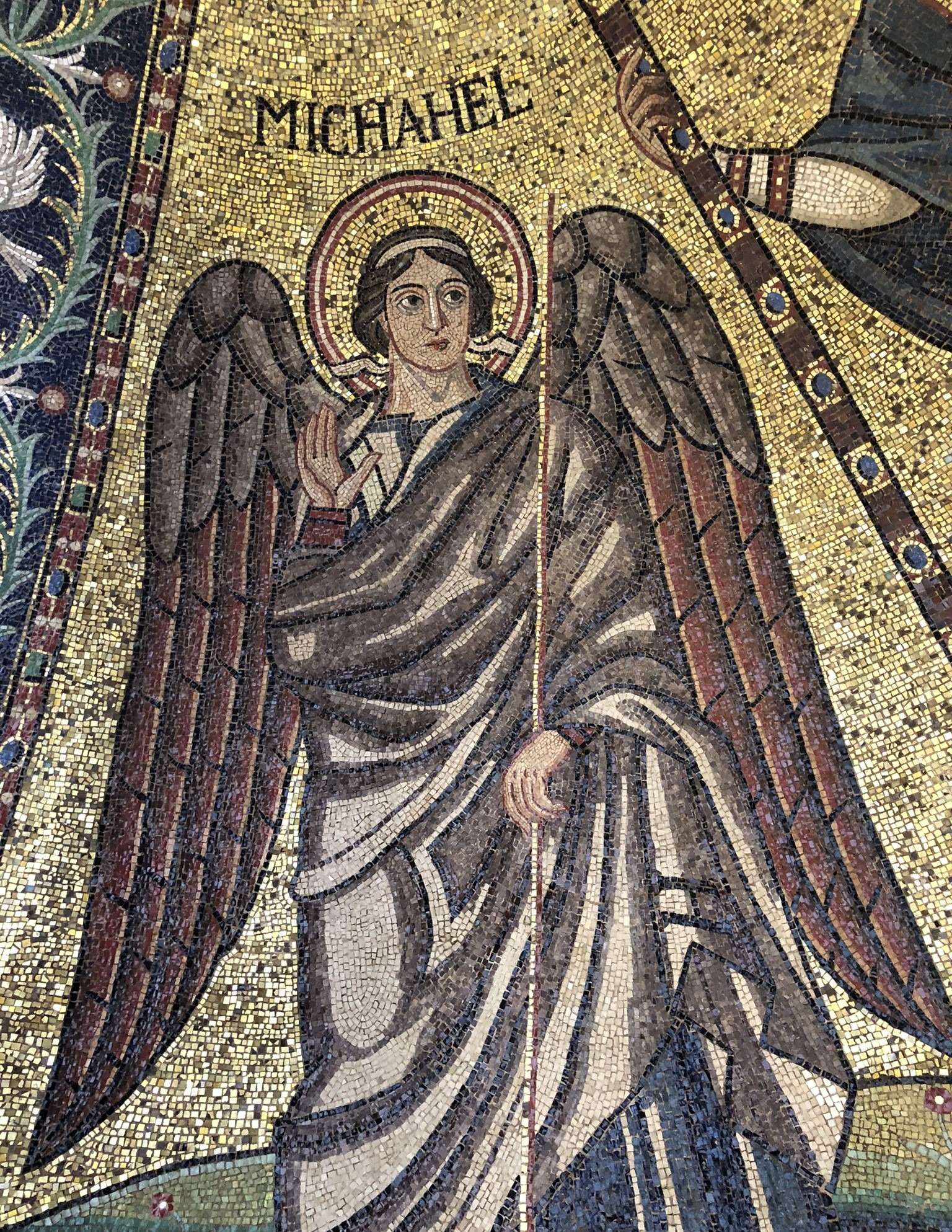 Apsismosaik mit dem Erzengel Michael  aus der Kirche San Michele in Africisco in Ravenna im Raum 115 des Museums für Byzantinische Kunst