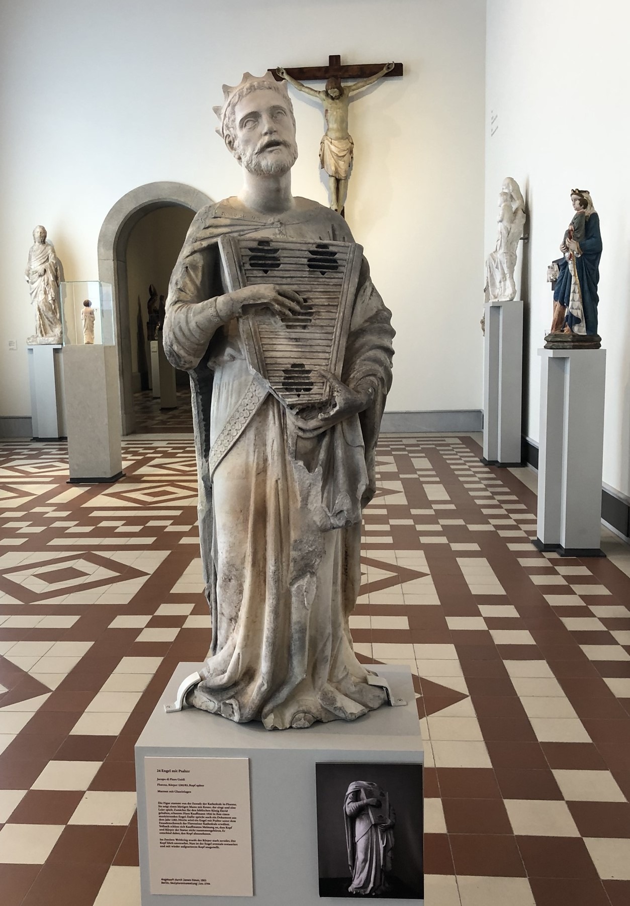 Engel mit Psalter - Marmorskulptur von Jacopo di Piero Guidi aus dem Jahr 1382/83 im Raum 108