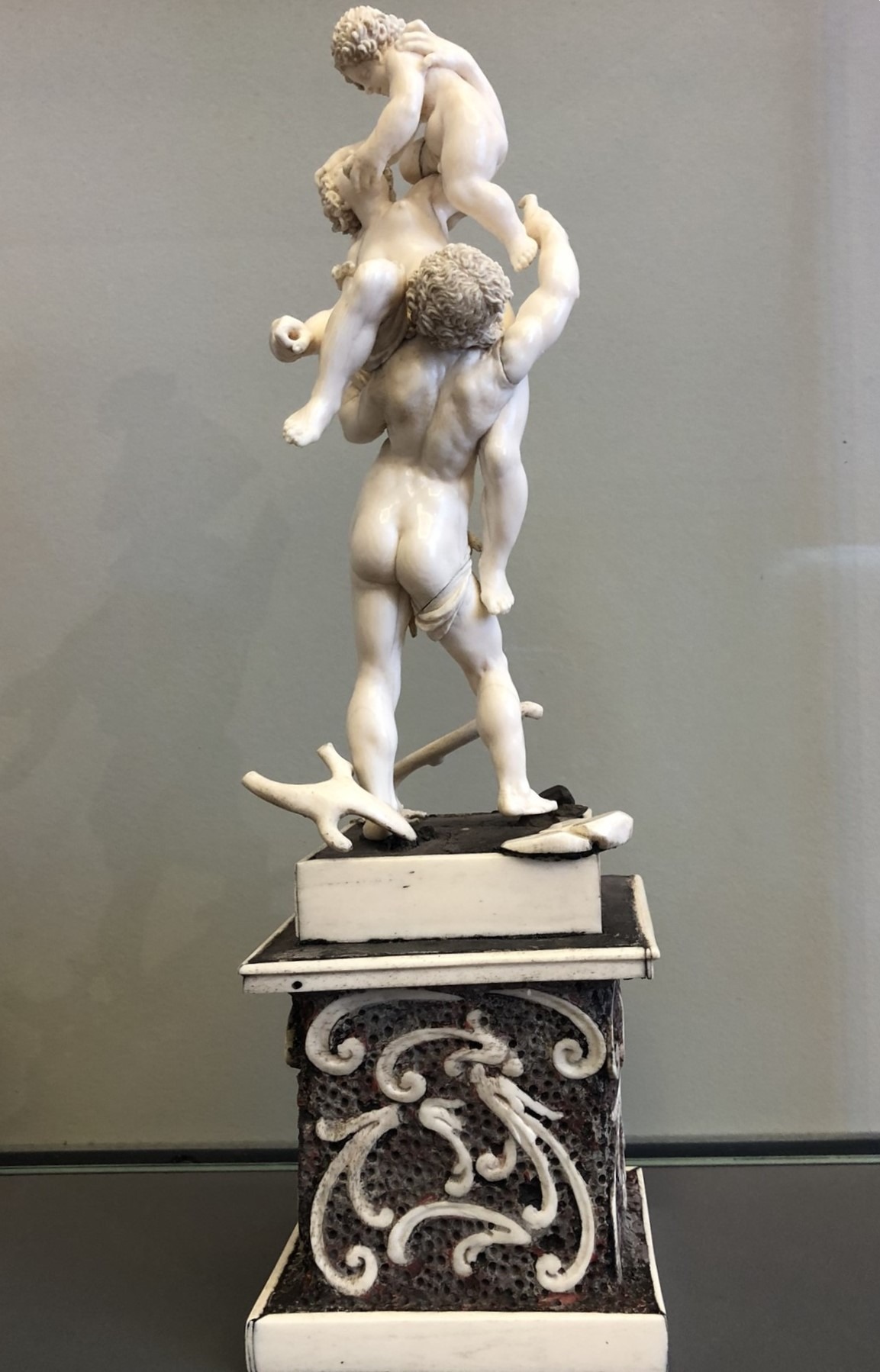 Mars, Venus und Amor - Elfenbein-Holz-Skulpturengruppe von einen anonymen Künstler (Furienmeister) (um 1620)