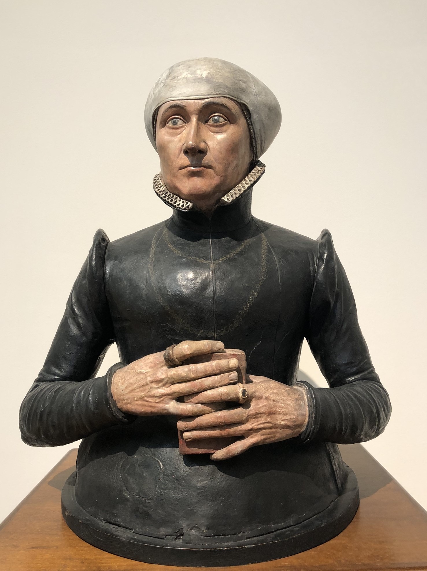 Büste von Anna Imhoff, der Frau des Nürnberger Patriziers Willibald Imhoff, mit Gebetbuch, vom Bildhauer Johan Gregor van der Schardt um 1480