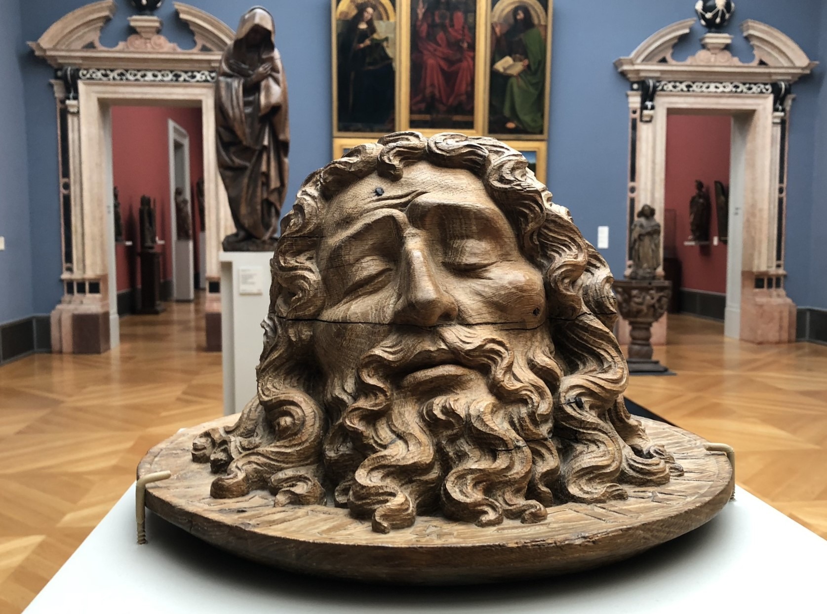 Johannesschüssel: Haupt von Johannes dem Täufer auf einem Teller - Eichenholz-Skulptur aus den südlichen Niederlanden um 1430  im Raum 112