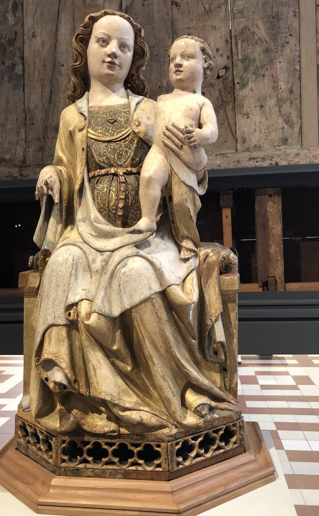 Thronende Maria mit Kind - Nadelholz-Skulptur aus Nordfrankreich (um 1270) im Raum 111