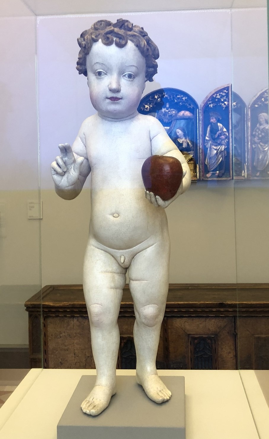 Christuskindes mit Apfel - spätgotische Lindenholzskulptur, Süddeutschland um 1490–1500 im Raum 116 