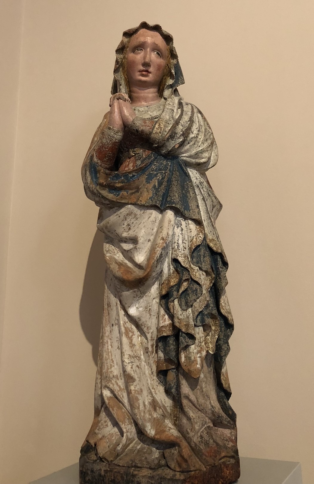 Trauernde Maria (Mater Dolorosa), Kalkstein-Skulptur aus Nordfrankreich um das Jahr 1500 