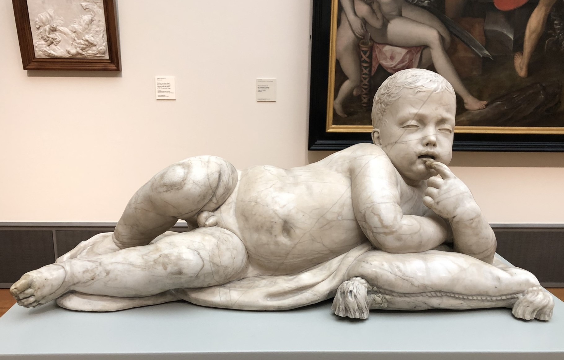 liegender Knabe - Alabaster-Skulptur von Francois Duquesnoy (?) aus dem Jahr 1690